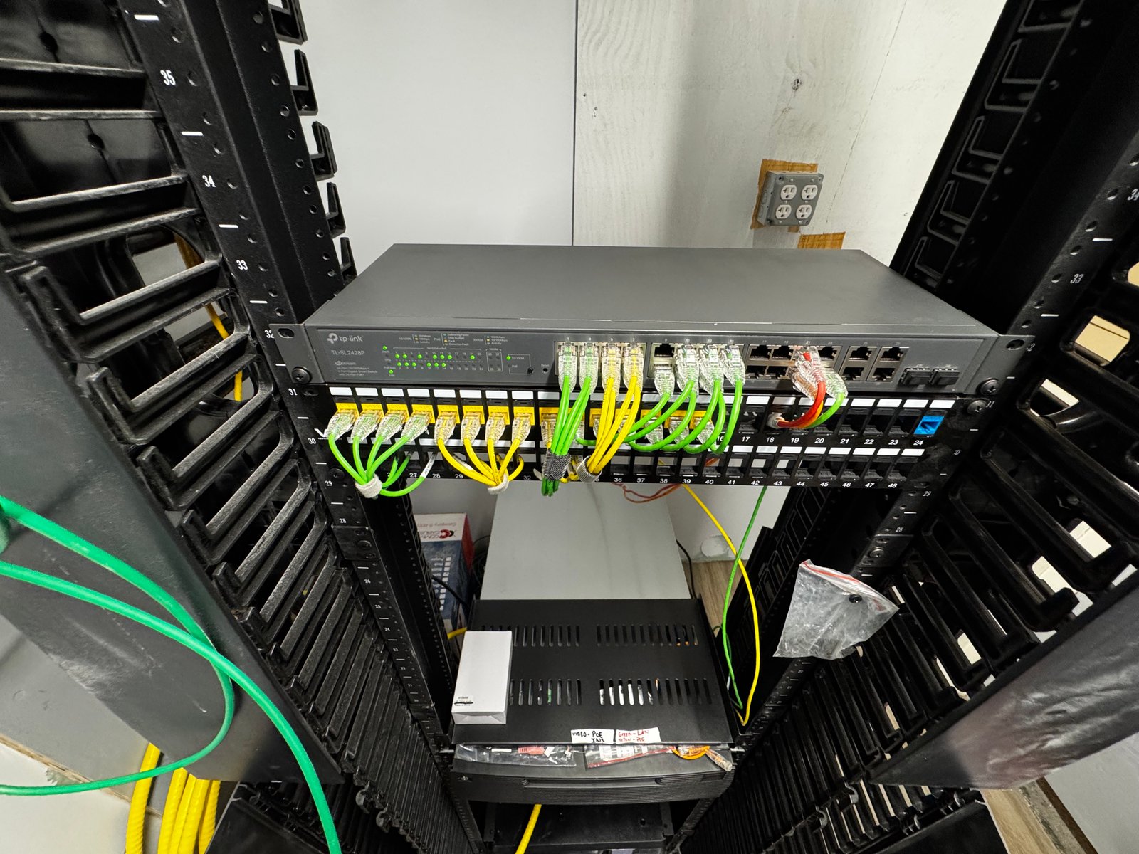 Rack mount switch